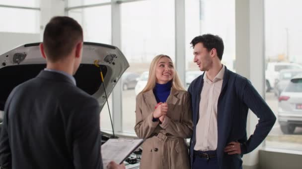 Automobil Center Mann Und Frau Gespräch Mit Auto Vertriebs Und — Stockvideo