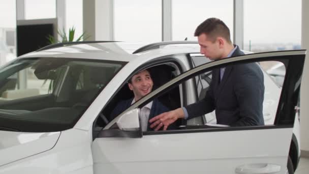 Otomobil Araba Satış Müdürü Genç Başarılı Adama Otomobil Galerisindeki Araç — Stok video