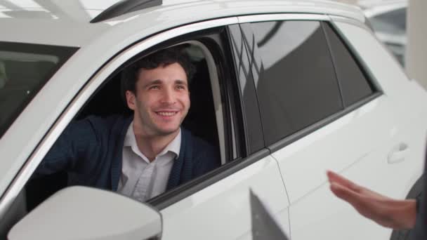 Başarılı Bir Anlaşma Genç Bir Araba Satıcısı Otomobil Bayii Müdürüyle — Stok video