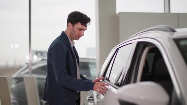 Auto Shop Γοητευτικό Ιδιοκτήτη Κοιτάζοντας Νέο Αυτοκίνητο Ευχαρίστηση Στην Αντιπροσωπεία — Αρχείο Βίντεο