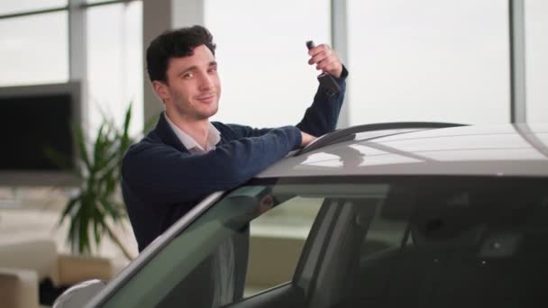 Портрет Веселого Чоловіка Який Тримає Ключі Від Нової Машини Автосалоні — стокове відео