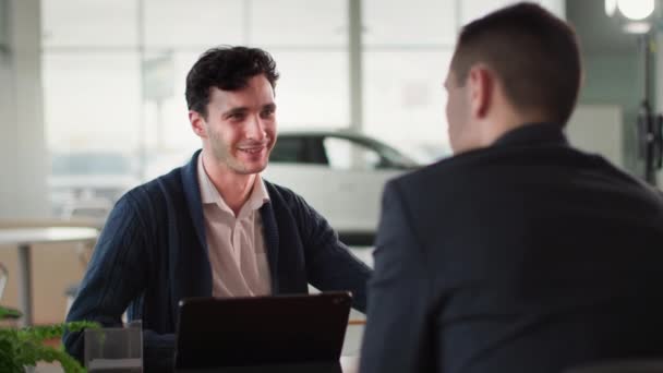 Retrato Cliente Masculino Satisfeito Que Fala Negociante Automóvel Sobre Carro — Vídeo de Stock