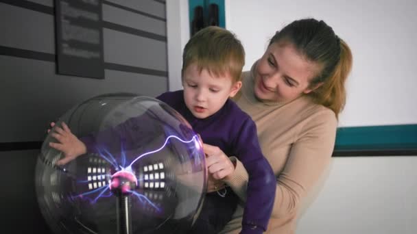 Children Development Female Parent Playing His Son Plasma Ball Science — Stockvideo