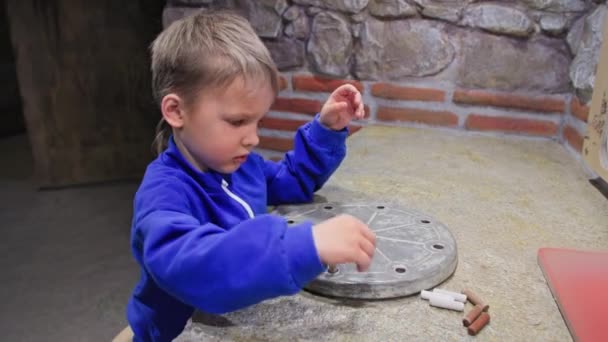 Дети Интеллектуальное Развитие Милый Мальчик Играет Музеем Археологии Симулятор — стоковое видео