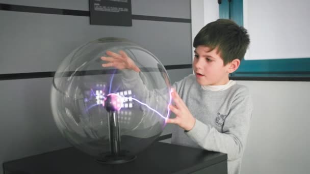 Interactive Toys Inquisitive Boy Touches Tesla Coil His Hand Create — Stock Video