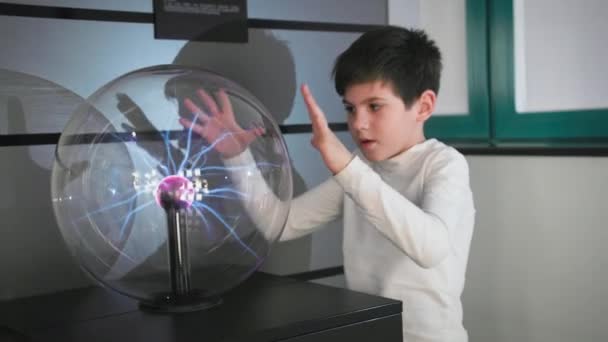 Educational Toys Male Child Playing Tesla Coil Watching Electric Waves — Stok Video