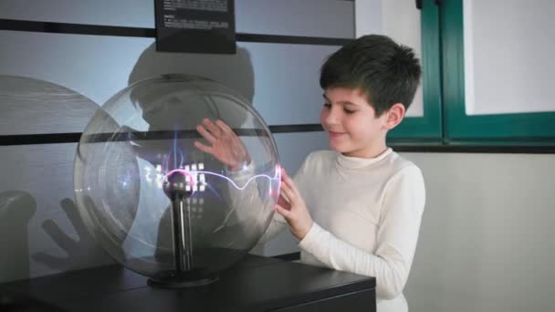 Interactive Toys Male Child Playing Plasma Ball Creating Electric Waves — Stock videók