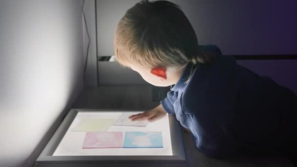 Science Museum Little Male Child Playing Color Plates Child Development — Stok Video