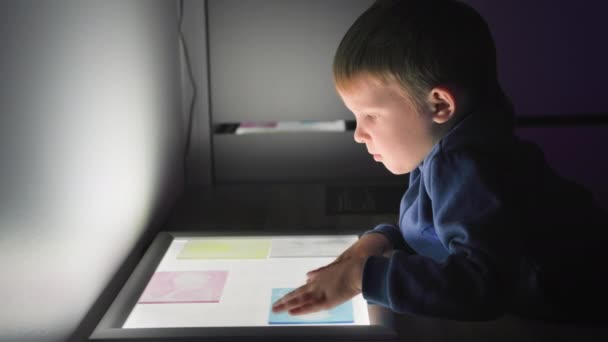 Educational Toys Little Curious Boy Floor Plays Colored Plates Science — Vídeo de Stock