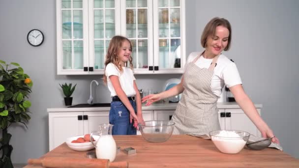 Helping Parents Tender Caring Young Woman Puts Apron Female Child — Vídeo de Stock