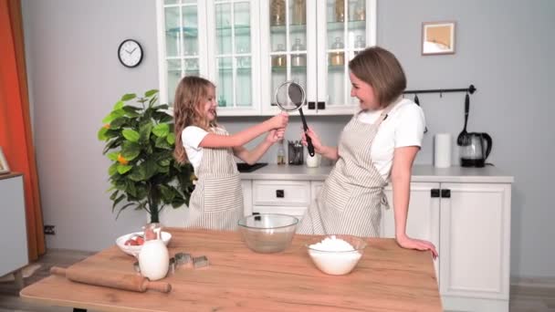 Family Fun Cheerful Little Girl Apron Happily Fights Her Mother — Vídeo de Stock