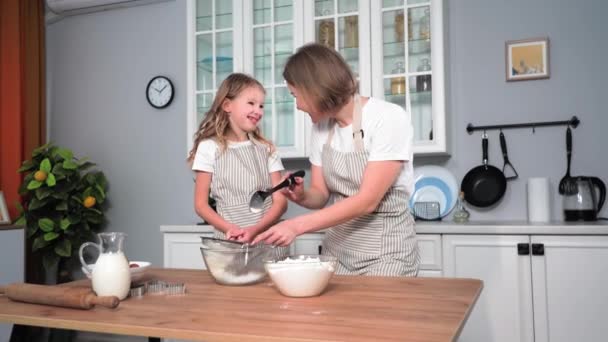 Motherhood Loving Mother Together Daughter Prepare Buns Pour Flour Bowl — Vídeo de stock