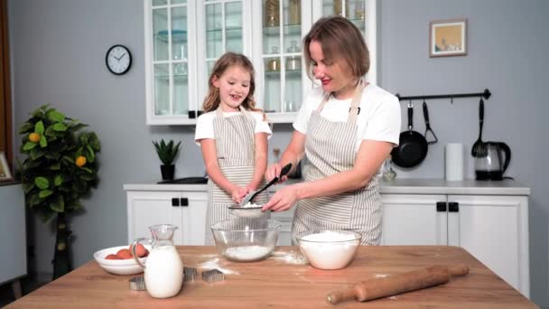 Joint Cooking Loving Female Parent Together Daughter Sifting Flour Baking — Vídeo de Stock