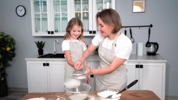 Parenting Caring Mother Together Her Daughter Prepares Dough Sifts Flour — Vídeo de Stock