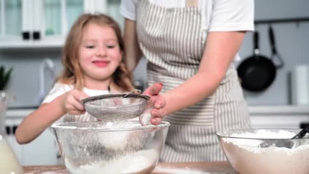 Pastries Cute Girl Mother Sift Wheat Flour New Crop Bowl — Αρχείο Βίντεο