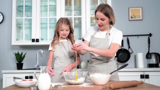 Mom Teaches Child Cook Loving Female Parent Together Her Daughter — Vídeo de Stock