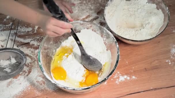 Caring Female Parent Together Daughter Preparing Dough Eggs Wheat Flour — Vídeo de Stock