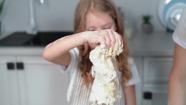 Чарівна Дитина Борошні Грає Тістом Навчаючись Готувати Вдома Кухні Дитина — стокове відео