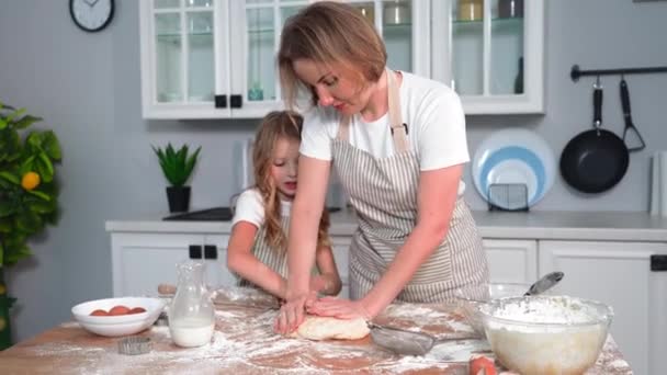 Teaching Child Cook Loving Mother Cooks Wheat Flour Cookies Daughter — Video