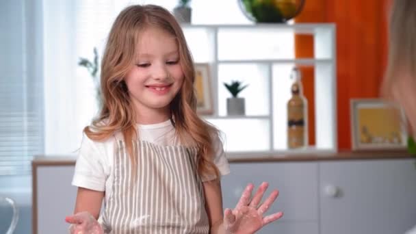 Усміхнена Маленька Дівчинка Розважається Разом Мамою Готуючи Булочки Тіста Даючи — стокове відео