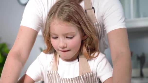 Helping Parents Adorable Little Girl Helps Mom Roll Out Dough — Vídeo de stock