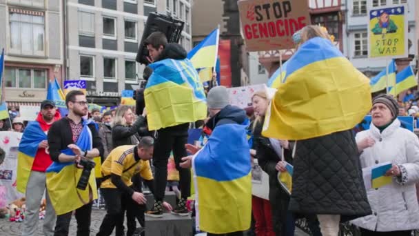 フランクフルト マイン ドイツ エイプリル10 2022 ウクライナを支援する平和集会 ロシアの攻撃に対するウクライナの抗議の旗を持つ人々 — ストック動画