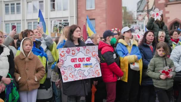 2022年4月10日 法兰克福 一群带着孩子的悲伤妇女手持海报 抗议乌克兰的战争 向欧洲寻求帮助 — 图库视频影像