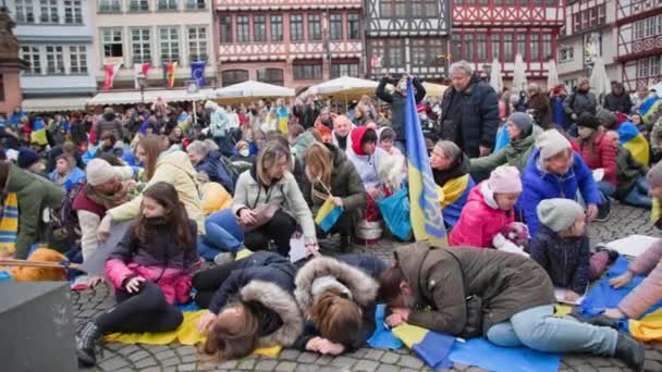 フランクフルト マイン ドイツ エイプリル10 2022 ウクライナでの戦争に抗議する男性と女性が床に伏し ウクライナでの女性と子供の殺害に抗議 — ストック動画