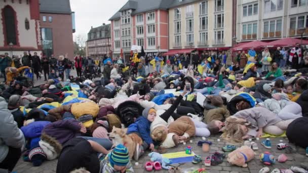 2022年4月10日 法兰克福 一群拿着乌克兰国旗的人躺在广场上 引起了欧洲人民对乌克兰野蛮战争和妇女与儿童被杀害的关注 — 图库视频影像