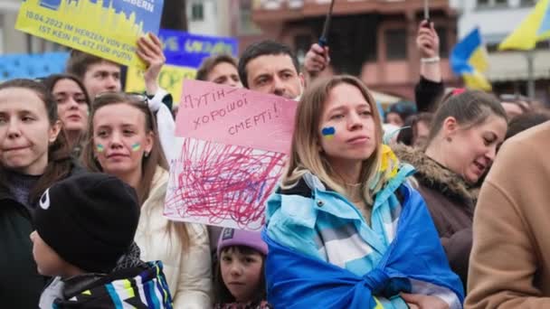 2022年4月10日 法兰克福 一群悲痛欲绝的居民 他们眼泪汪汪地看着乌克兰国旗 向欧洲寻求帮助 以支持乌克兰 制止残忍的谋杀 — 图库视频影像