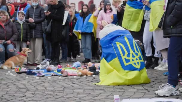 2022年4月10日 法兰克福 在支持乌克兰的集会上 肩膀上挂着乌克兰国旗和臂章的妇女在玩具上哭泣 — 图库视频影像