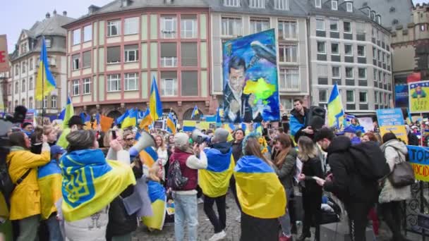 Frankfurt Main Alman Nisan 2022 Sarı Mavi Bayraklı Ukrayna Cumhurbaşkanı — Stok video