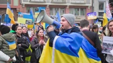 FRANKFURT AM MAIN, ALMAN- 10 Nisan 2022: Sarı-mavi bayraklı kalabalık Ukrayna 'daki savaşa ve Rus ordusunun saldırısına karşı toplandı ve Avrupa' dan Ukrayna 'yı korumasını istedi