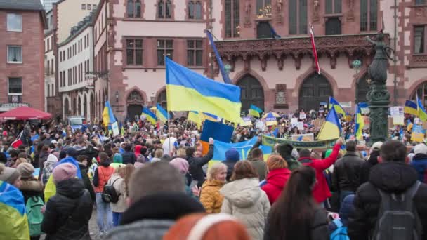 Frankfurt Main Germany April 2022 Протест Людей Прапорами Національних Жовто — стокове відео