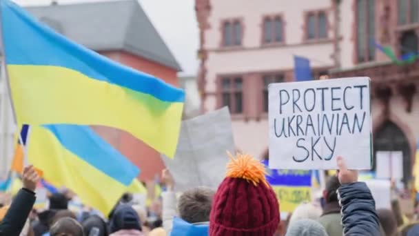 一群举着蓝色旗帜的人站在广场上 要求欧洲帮助支持乌克兰 抗议乌克兰战争 — 图库视频影像