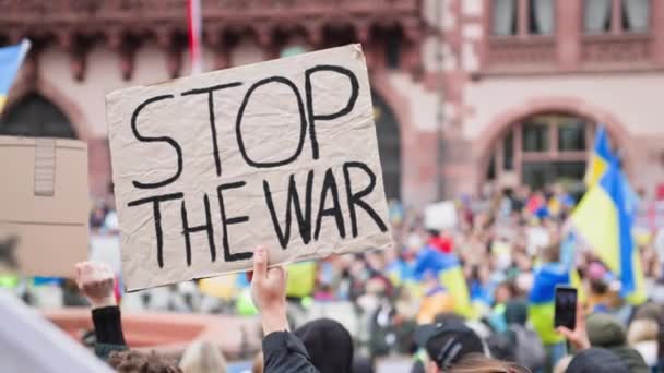 フランクフルト マイン ドイツ エイプリル10 2022 プラカードを手にした人々のグループは ウクライナへのロシア軍の攻撃に抗議し ヨーロッパからの支援を求めています — ストック動画