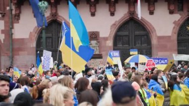 FRANKFURT AM MAIN, Almanya - 10 Nisan 2022: Savaşı durdurun, pankart ve bayraklı insanların Rus ordusunun saldırısına ve Ukrayna 'daki özel harekata karşı protestosu