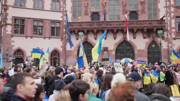 2022年4月10日 法兰克福 停止特别行动 一个举着旗帜和海报抗议乌克兰战争的人民集会 — 图库视频影像