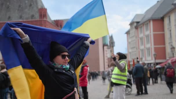フランクフルトAm Main ジャーマン エイプリル10 2022 ウクライナの国旗を持つ人々がウクライナでの戦争に抗議し ヨーロッパに助けを求める — ストック動画