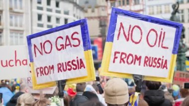 FRANKFURT AM MAIN, ALMANYA 10 NİSAN 2022: Ukrayna 'da savaşa karşı ayaklanma, Rus gaz mitingine karşı ellerinde pankartlarla bir grup insan Ukrayna' nın işgaline karşı