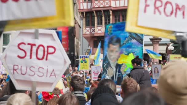 フランクフルト マイン ドイツ エイプリル10 2022年 ウクライナでの戦争に対する人々の抗議 ウクライナのシンボルの近くにプラカードを持つ人々が広場に立つ — ストック動画