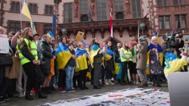 FRANKFURT AM MAIN, ALMAN- 10 Nisan 2022: Ellerinde pankartlarla kalabalık Ukrayna 'ya yapılan saldırıyı protesto ediyor ve Avrupa' dan meydanda yardım ve koruma istiyor.