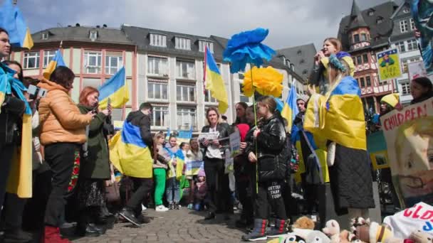 2022年4月10日 法兰克福 一群拿着乌克兰国旗和象征的人向欧洲寻求支持和帮助 以阻止俄军入侵乌克兰 — 图库视频影像