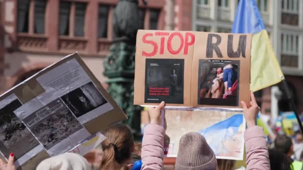 Frankfurt Main Alemania Abril 2022 Manifestación Apoyo Ucrania Grupo Personas — Vídeo de stock