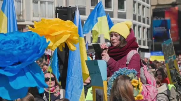 2022年4月10日 法兰克福 一排排手持蓝色和黄色旗帜和标志的人在广场抗议俄罗斯对乌克兰的进攻 — 图库视频影像