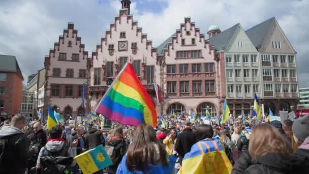 Frankfurt Main Alemanha Abril 2022 Multidão Pessoas Reunião Com Bandeira — Vídeo de Stock