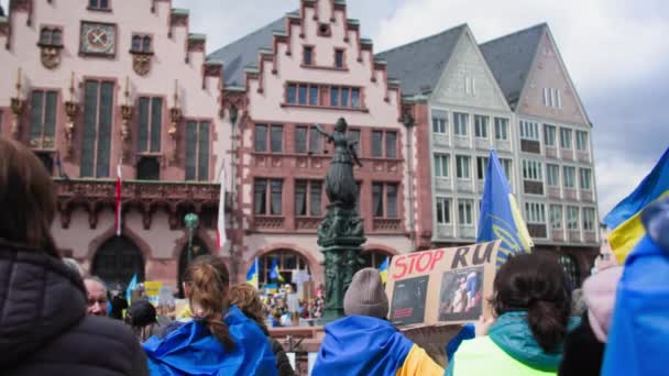 Frankfurt Main Γερμανια Απριλιου 2022 Ουκρανοί Πρόσφυγες Εθνικές Σημαίες Διαδηλώνουν — Αρχείο Βίντεο