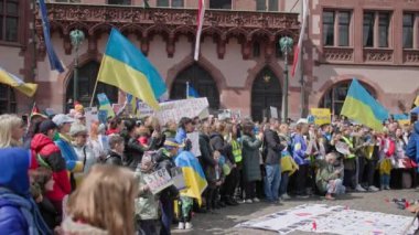 FRANKFURT AM MAIN, ALMANYA 10 NİSAN 2022: Ukrayna 'yı desteklemek için toplanan sarı-mavi bayraklı kalabalık, Ukrayna' daki savaşa ve Rus ordusunun saldırısına karşı protesto gösterileri düzenliyor.