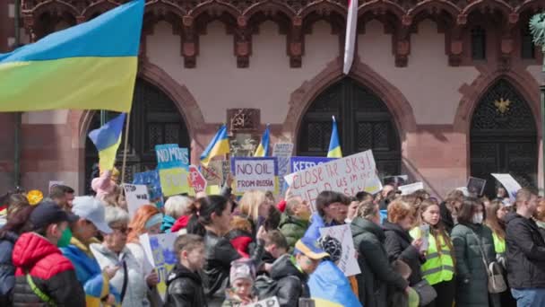 Frankfurt Main Jermany April 2022 Kerumunan Orang Dengan Bendera Nasional — Stok Video