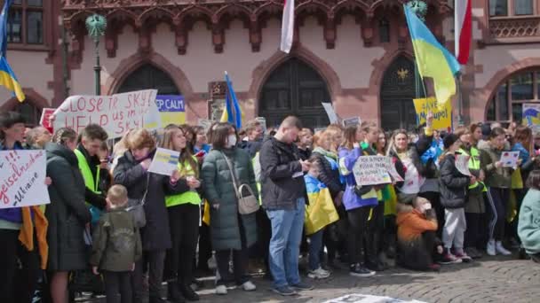 Frankfurt Main Germany April 2022 一群人抗议俄罗斯军队在乌克兰的入侵 要求欧洲的帮助 — 图库视频影像